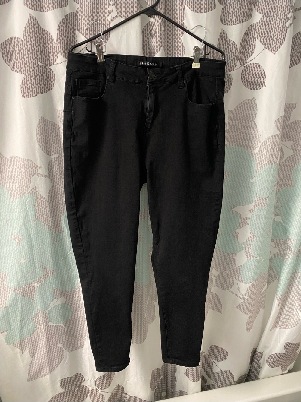 9th & Main Black High-Rise Skinny Jeans With Rhinestone Details On Back Pockets